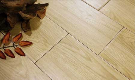 家里的木地板缝隙中的灰层应该怎么清除?