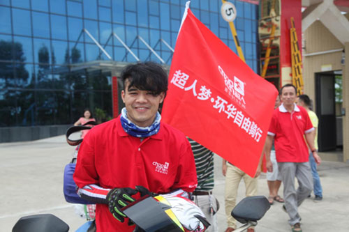中国最年轻摩托车手环华骑行在超人厨卫发车