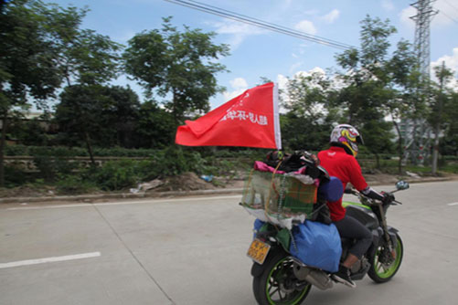 中国最年轻摩托车手环华骑行在超人厨卫发车