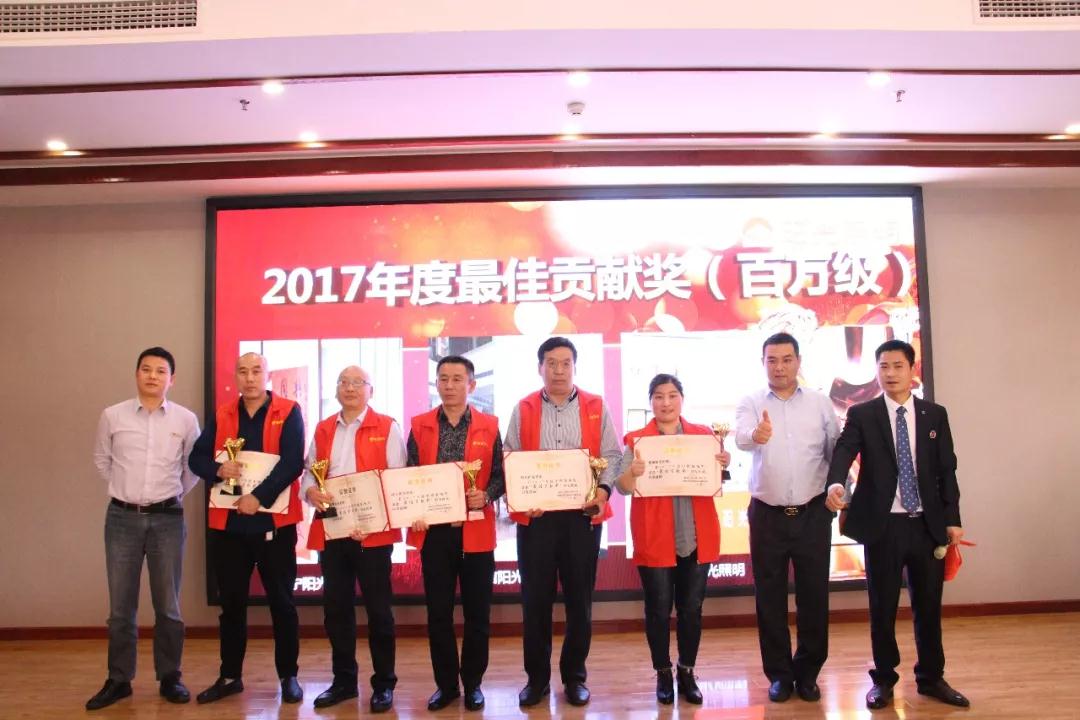 灯饰品牌人物刘治国跟着阳光照明干就是有钱赚