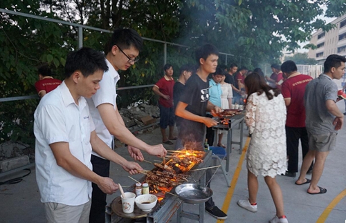 品牌日记|富轩门窗度员工生日会与烧烤激情相约