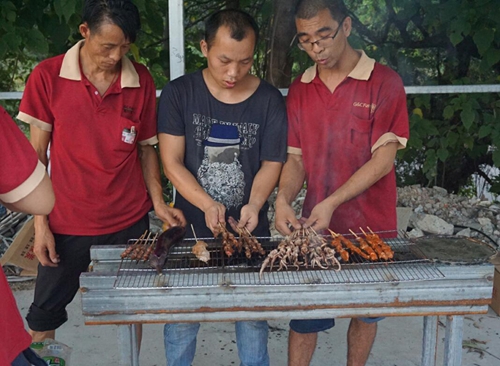 品牌日记|富轩门窗度员工生日会与烧烤激情相约