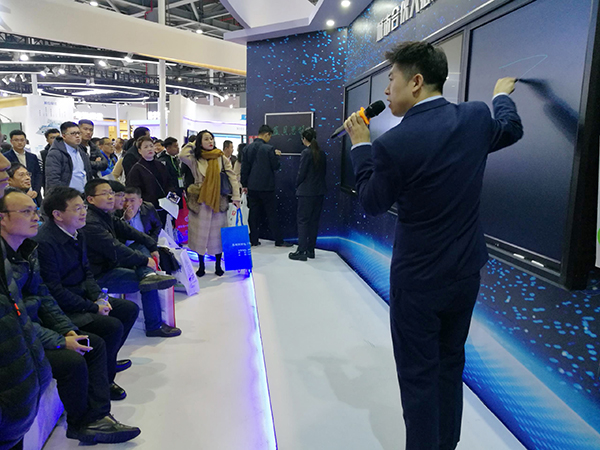 蓝贝思特携光能黑板亮相中国教育装备展，引广泛关注