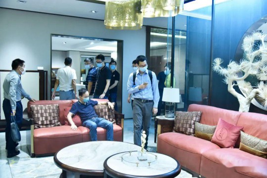 广州中望龙腾软件公司来到东成红木中山总部进行参观