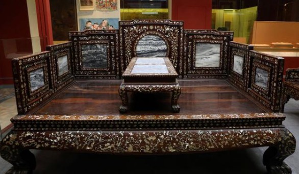 清朝红木家具的特点：装饰适度、纹理优美！