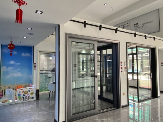 红橡树门窗高管团队对泗阳专卖店进行回访